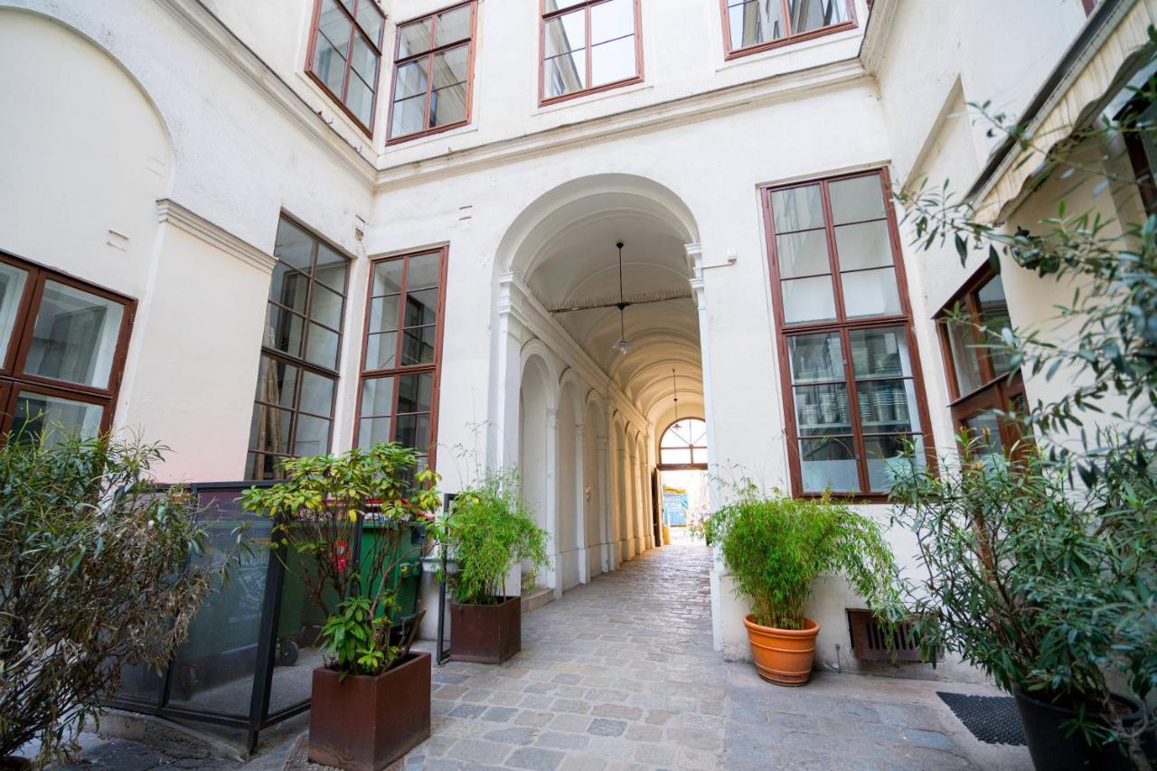 Vienna Residence, Volkstheater - Parliament Luaran gambar
